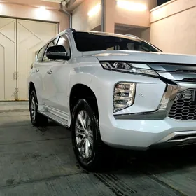 Mitsubishi Pajero 2020