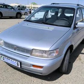 Mitsubishi Chariot 1993