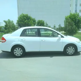 Nissan Tiida 2010