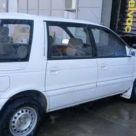 Mitsubishi Chariot 1992