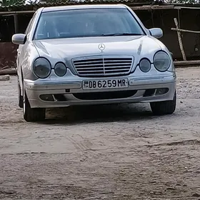 Mercedes-Benz E320 2001