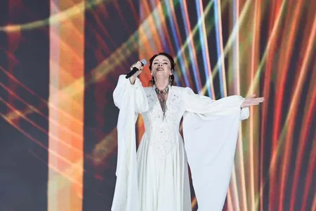 Ay Yola, Simge, Edis we beýleki dünýä belli aýdymçylar Arkadag şäherinde konsertde çykyş etdiler