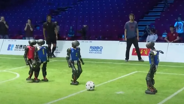 Pekinde gumanoid robotlaryň arasynda ilkinji futbol ýaryşy geçirildi