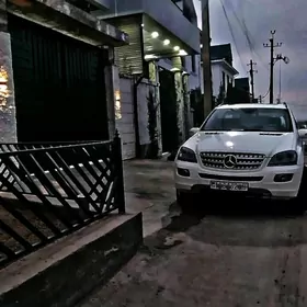 Mercedes-Benz ML350 2005