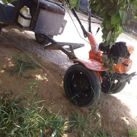 Traktor ýer sürýän..