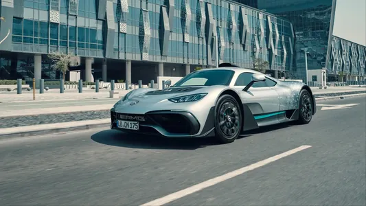 Mercedes arka ganatdaky kemçilik sebäpli «AMG One» giperkarlaryny yzyna çagyrýar