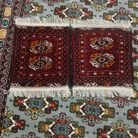 iki onune gyzyl haly