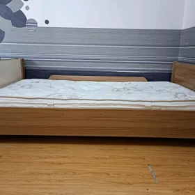 кровать