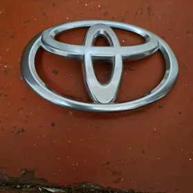Эмблема TOYOTA