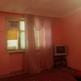 1комнат 1 нжи этаж.