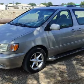 Toyota Sienna 2003