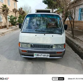 Nissan Urvan 2001