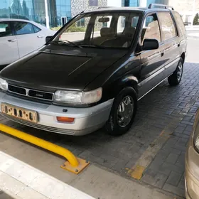 Mitsubishi Chariot 1994