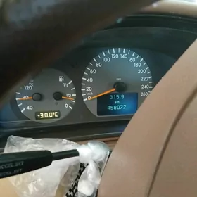 Mercedes-Benz E320 2001