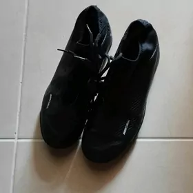 черные кроссовки