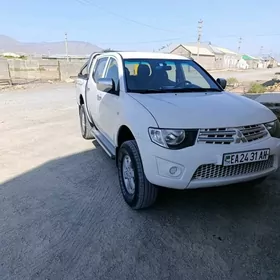Mitsubishi L200 2012