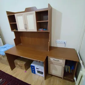 компьютерный стол с полками
