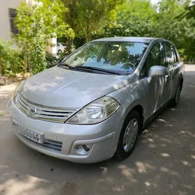 Nissan Tiida 2010