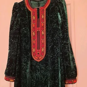 платье с вышивкой