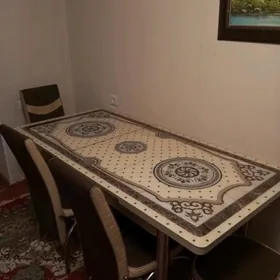 Стол и стулья