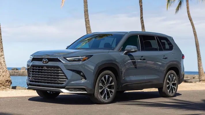 Toyota benzinli Grand Highlander-i çykarmak üçin elektromobilleriniň önümçiligini gijikdirýär
