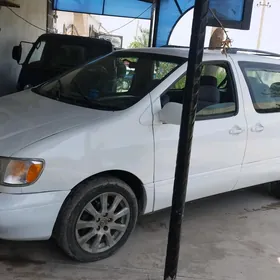 Toyota Sienna 1999