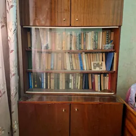Отдам книжный шкаф бесплатно.