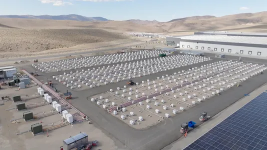 Новый дата-центр в США работает на старых аккумуляторах от электромобилей