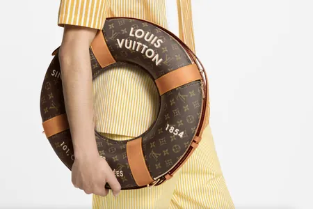 Louis Vuitton выпустил сумку в виде спасательного круга за $10 тысяч