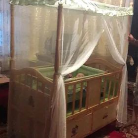 Детская кроватка