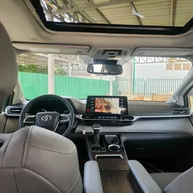 Toyota Sienna 2023