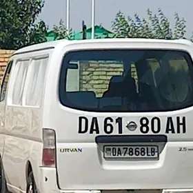 Nissan Urvan 2009