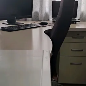 Стол и кресло
