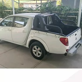 Mitsubishi L200 2011