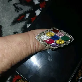 Gyzyl gaşly yüzuk