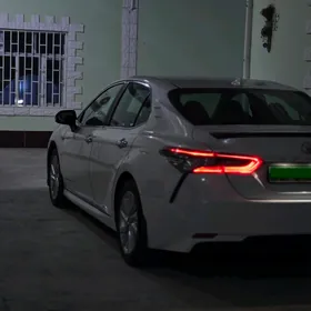 Toyota Camry 2021