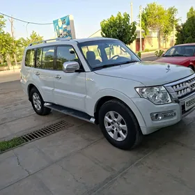 Mitsubishi Pajero 2015