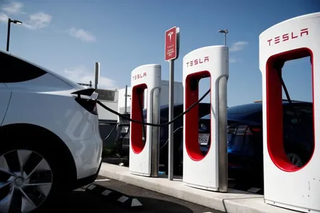 Tesla-nyň satuwy 13% pese gaçdy, kompaniýa kyn döwri başdan geçirýär