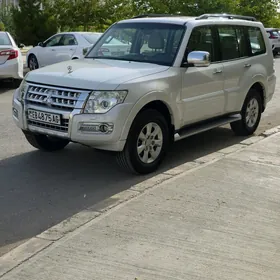 Mitsubishi Pajero 2015