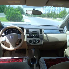 Nissan Tiida 2010