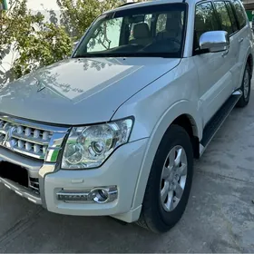 Mitsubishi Pajero 2015