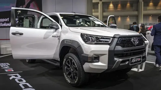 Обновлённый Toyota HiLux впервые получит зарядку от розетки и 8-ступенчатую коробку