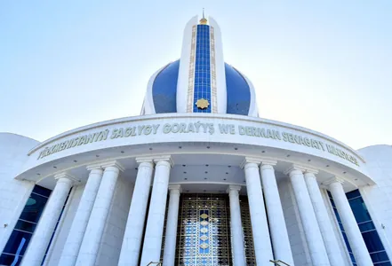 Gurbanguly Berdimuhamedow Aşgabatda lukmançylyk edaralarynyň gurluşyklary boýunça maslahatlaryny berdi