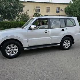 Mitsubishi Pajero 2013