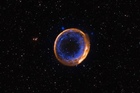 Astronomlar ilkinji gezek goşa supernowa partlamasynyň «barmak yzyny» surata aldylar