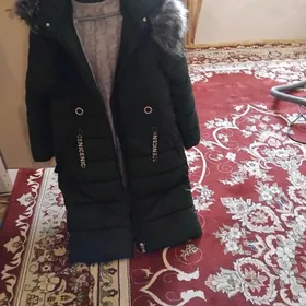 куртка зелёного цвета.