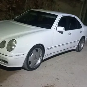 Mercedes-Benz E320 2001