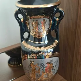 ваза и пепельница