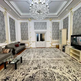 Sowetskiý 5etž 3kom 130m²