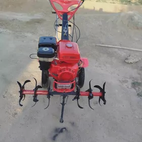 Ýer agdarýan traktor